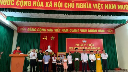 họi KH traoo quà.jpg